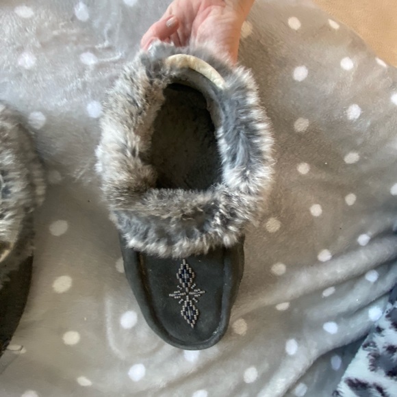Manitoba Mukluks Size 8/9 slippers - Picture 4 of 9
